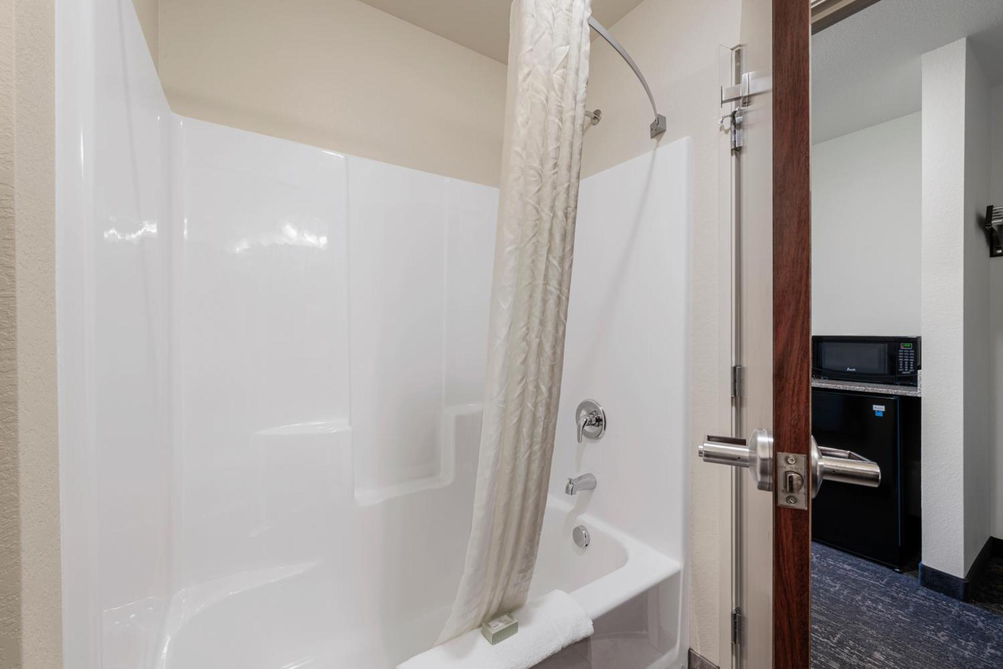 Cobblestone Hotel & Suites - Bellefontaine エクステリア 写真