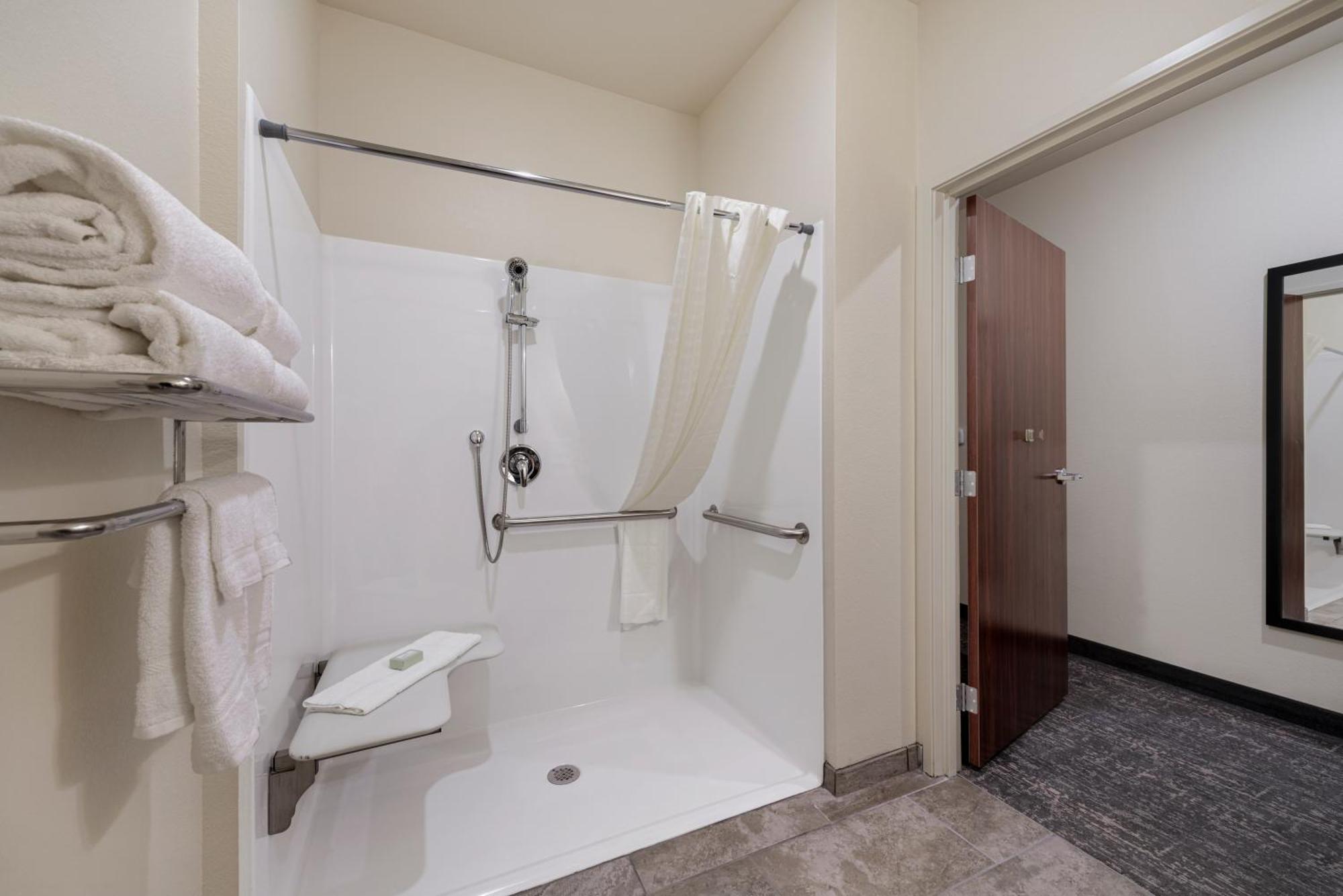 Cobblestone Hotel & Suites - Bellefontaine エクステリア 写真