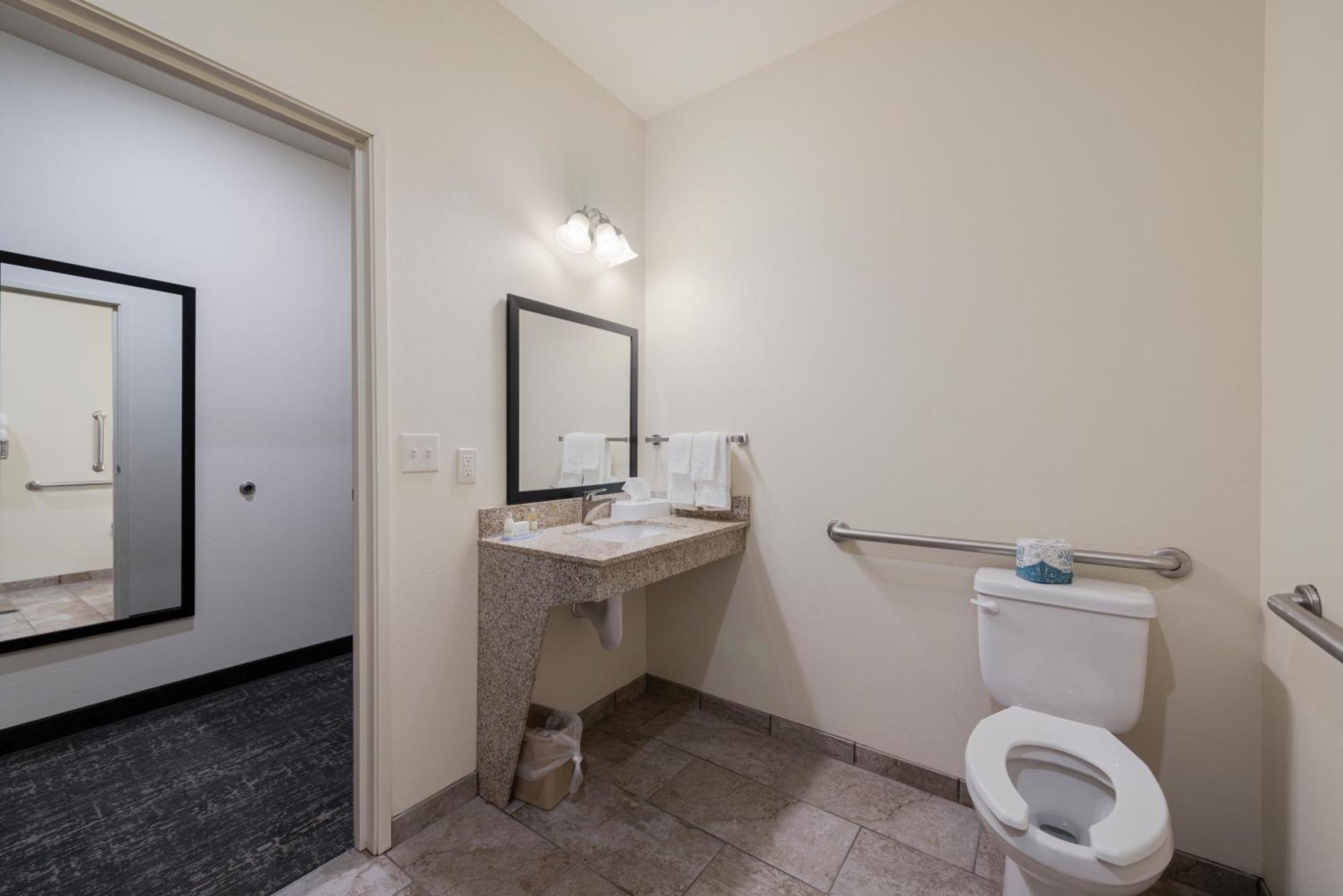 Cobblestone Hotel & Suites - Bellefontaine エクステリア 写真